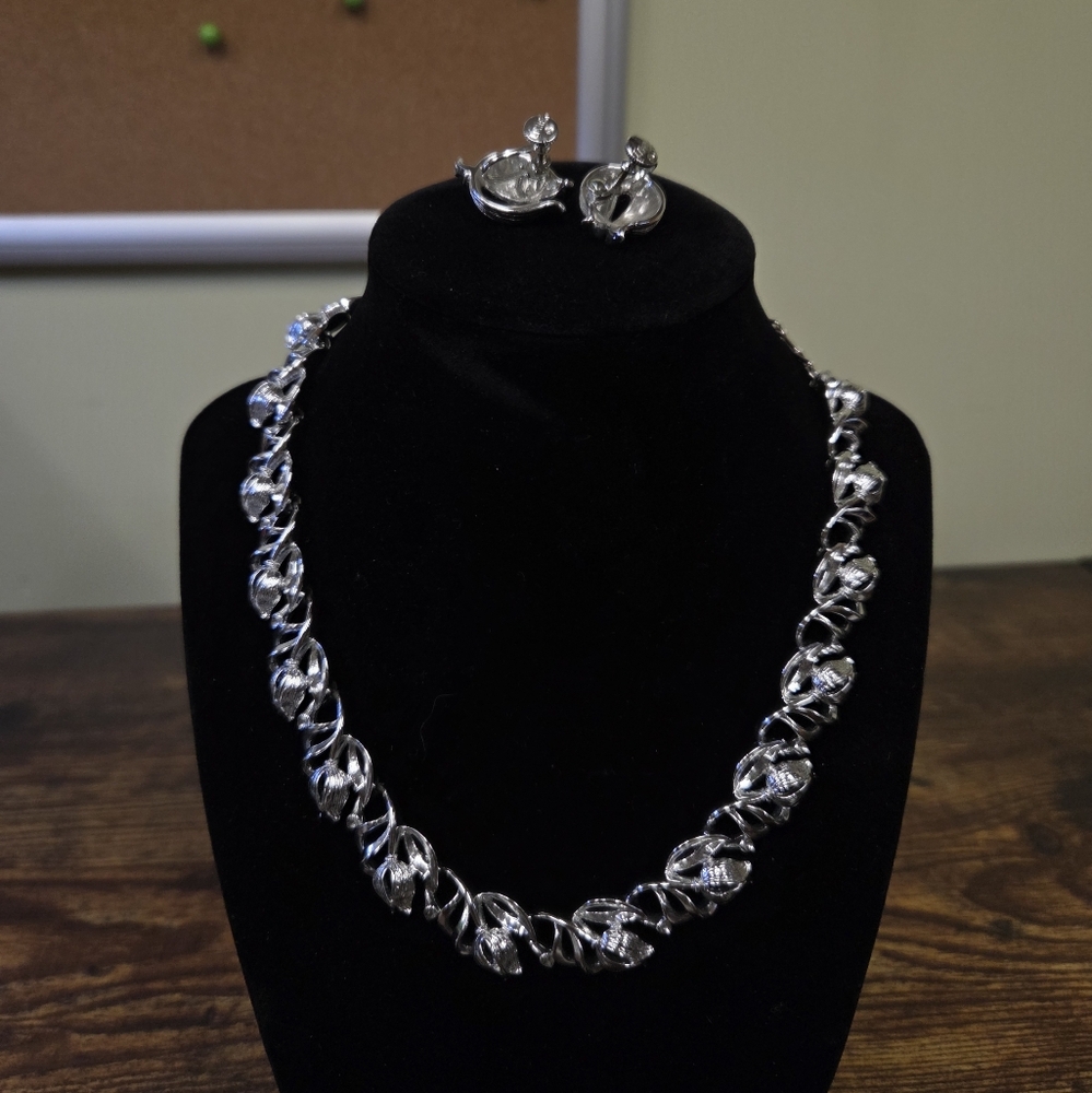 Lisner Silvertone Tulip Necklace and Earring Set